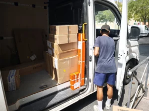 Notre transporteur GLS en pleine livraison de colis pour la Place d'Italie