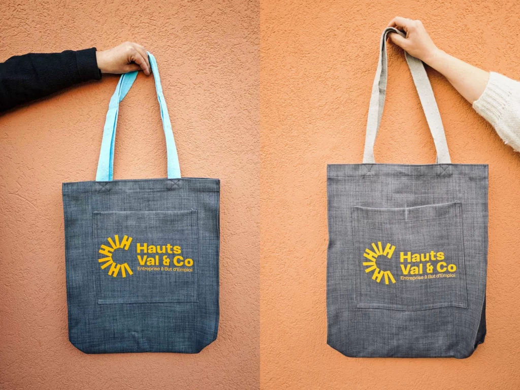 Nos services retouches et couture comportent aussi un axe créatif avec la fabrication de tote-bags floqués avec notre logo.