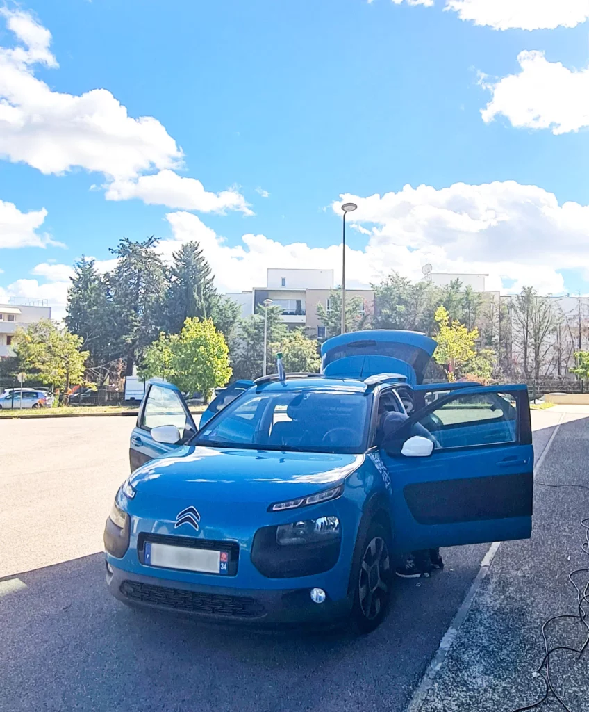 Notre service de nettoyage automobile intérieur extérieur à sec sur site
