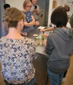 Au café cantine Mamassane, les ateliers de cuisine réunissent des petits groupes pour apprendre ensemble des recettes saines et équilibrées